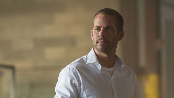 Fast & Furious 7 gần như đã không thể được trình chiếu. Khi diễn viên Paul Walker qua đời trong một tai nạn xe hơi vào tháng 11/2013, đoàn làm phim đã đứng trước quyết định khó khăn: nên làm tiếp hay dừng sản xuất phần 7 của phim. Tuy nhiên sau một thời gian bàn bạc, họ đã quyết định tiếp tục làm phim, và nó giống như một sự tưởng nhớ tới Paul.