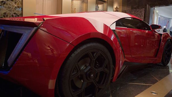 Chiếc siêu xe Lykan Hypersport trong phim dựa trên Porsche Boxster. So với xe thật, những chiếc xe đóng thế được phát triển từ Porsche Boxster, mạnh 300 mã lực, và có vỏ làm bằng sợi thuỷ tinh thay vì carbon. Mặc dù vậy, chúng vẫn quá mạnh để có thể bám được trên nền gạch hoa và dễ dàng bị trượt đi như bạn thấy trong phim.