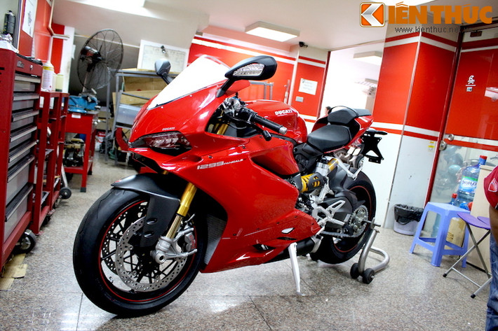Chiếc siêu môtô Ducati 1299 Panigale S vừa được Ducati đưa về showroom ở Hà Nội là chiếc thứ 3 tại Việt Nam, sau 2 chiếc được nhập khẩu tư nhân ở TP.HCM và Hà Nội.