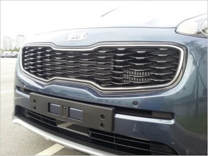 Lưới tản nhiệt "mũi hổ" đặc trưng của Kia được hạ thấp hơn, khiến cho Sportage 2016 có vẻ dữ dằn hơn so với thế hệ hiện tại.