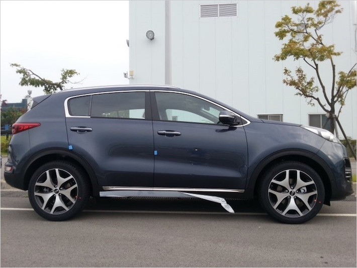 "Phom" tổng thể của xe, đặc biệt là ở cột C vẫn mang đậm chất của thế hệ Sportage thứ 3 đang được bán.
