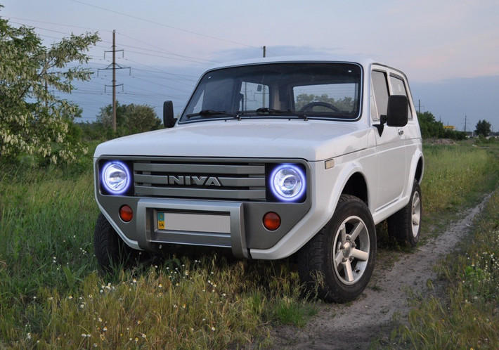 Phần đầu xe lada Niva cũng được làm từ nhôm, đèn pha được bao quanh bởi các vòng LED màu xanh cực "cool".