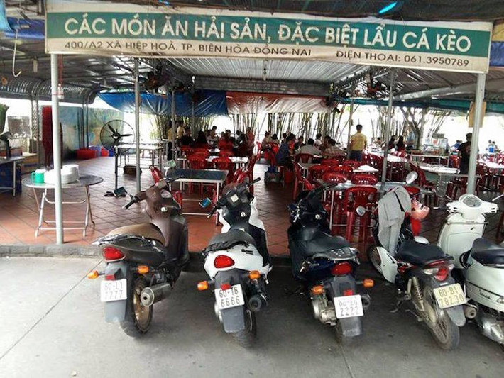2 chiếc còn lại có màu trắng và xanh lục sậm khó kiếm hơn.