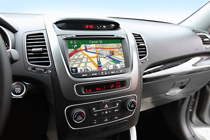 Nội thất của Sorento được trang bị nhiều tính năng hiện đại, có thể kể tới gồm hệ thống âm thanh DVD 6 loa tích hợp bản đồ dẫn đường, kết nối Bluetooth, USB, AUX;