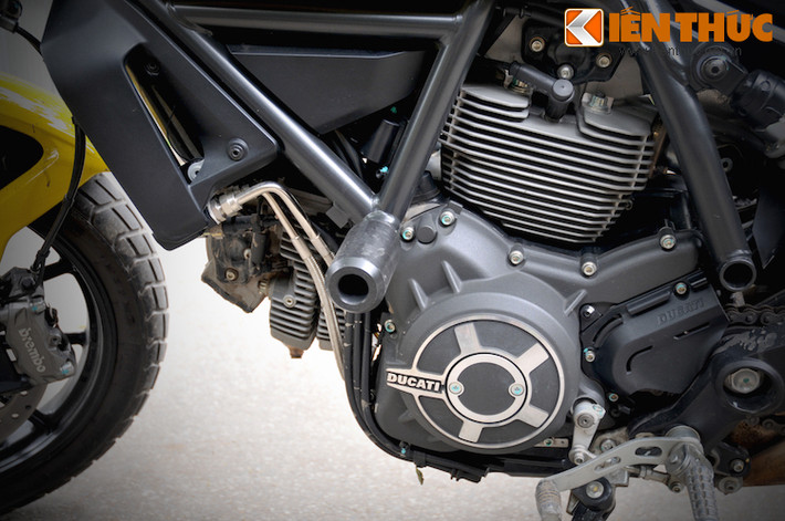 Ducati Scrambler được trang bị động cơ L-Twin 803 cc làm mát bằng không khí tương tự Monster 796. Tuy nhiên, công suất động cơ bị giảm 5 mã lực, chỉ còn 75 mã lực.