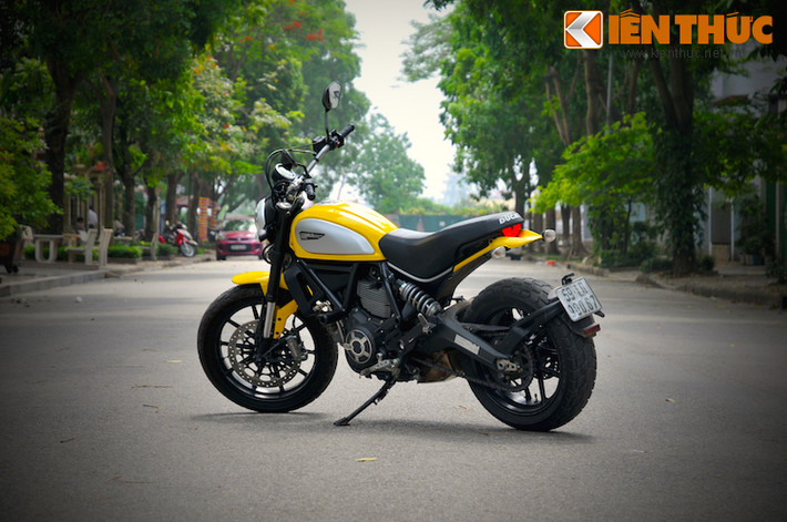 Sau 38 năm vắng bóng trên thị trường (1976-2014) Scrambler mới không được Ducati coi là sự "hồi sinh" của phiên bản cũ. Thay vào đó, hãng thiết kế chiếc xe giống như một thế hệ mới.