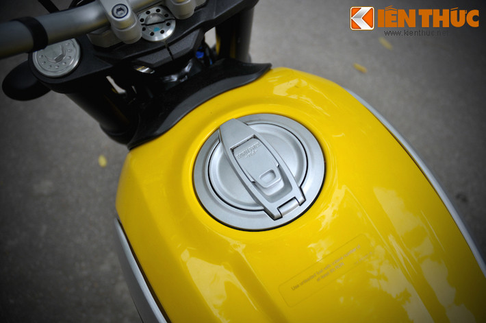 Trên nắp bình xăng là dòng chữ " Born Free", cùng con số 1962 để gợi nhớ về thế hệ Scrambler đầu tiên.