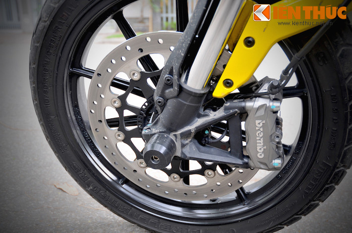 Scrambler được trang bị một phanh đĩa lớn phía trước với heo Brembo tích hợp hệ thống chống bó cứng ABS tiêu chuẩn.