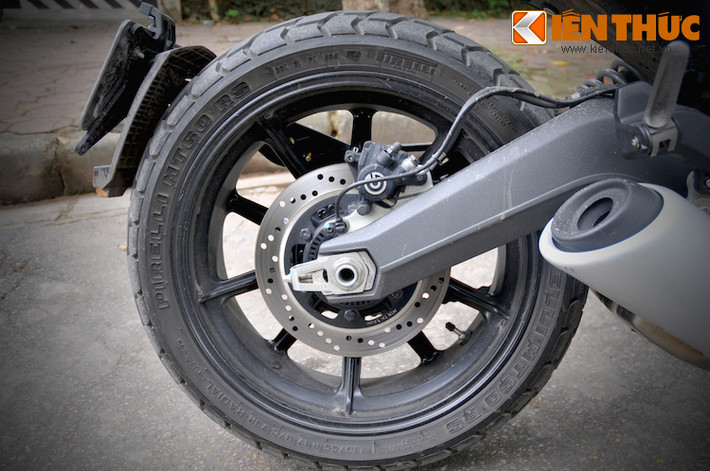 Ở phía sau, xe cũng được trang bị phanh Brembo. Là dòng xe giá rẻ của Ducati nên Scrambler không được trang bị gắp đơn. Tuy nhiên, gắp đôi lại có phần hợp hơn với "chất" hơi cổ điển của xe.
