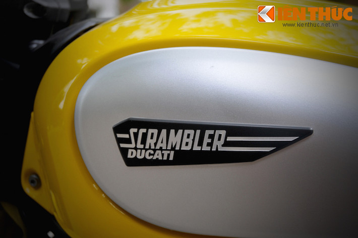 Ốp bình xăng với logo Scrambler lấy cảm hứng từ thế hệ đầu tiên. Khách hàng có thể tháo rời dễ dàng ốp bình xăng để thay thế nó tuỳ theo sở thích.