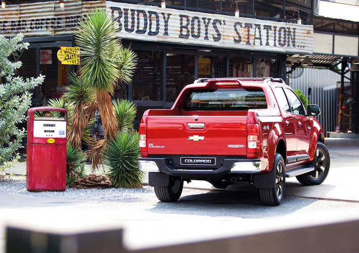 Phần đuôi xe không có nhiều thay đổi ngoại trừ logo High Country đặt trên nắp thùng hàng.