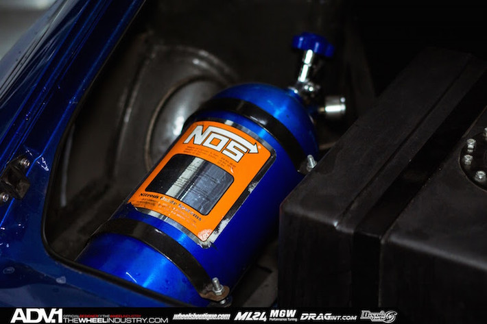 ... Cùng một bình khí nitrous (ni-tơ, N2O) để có thể khiến chiếc Datsun bứt phá khi cần thiết.