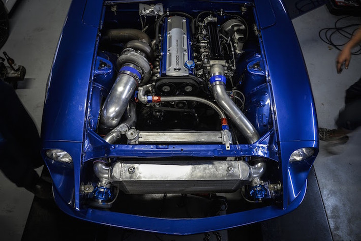 Bên dưới nắp ca-pô của xe không còn là động cơ của Nissan Datsun nữa, mà là "trái tim" 6 xi-lanh thẳng hàng dũng mãnh, được lấy từ "huyền thoại" Toyota Supra"