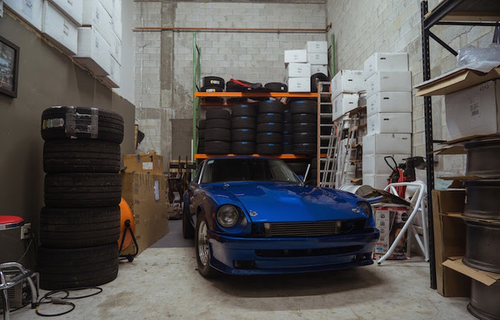 Nhìn bên ngoài, có vẻ như đây chỉ là một chiếc Nissan Datsun 240Z bình thường.