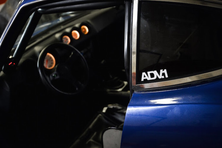 Tương tự, nội thất của chiếc Datsun đặc biệt này trông qua thì không có nhiều khác biệt so với xe nguyên bản.