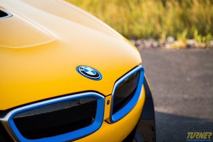 Tuner Motorsports là một hãng độ vốn có thừa kinh nghiệm với những chiếc BMW. Ở dự án độ i8 này, họ đã khởi đầu bằng việc sơn lại xe với gam màu vàng-xanh dương đối lập đầy độc đáo.