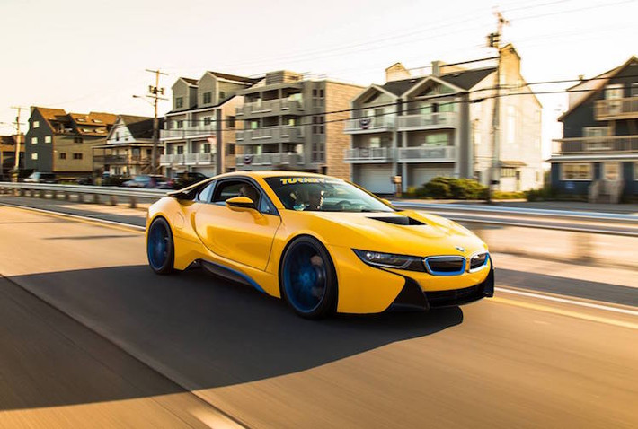 Siêu xe xanh BMW i8 đang cực "hot" bởi thiết kế độc đáo, công nghệ hiện đại và giải pháp động lực sáng tạo. Tuy nhiên trong mắt các hãng độ, chiếc xe này vẫn còn "đất" để họ có thể nâng cấp thêm.