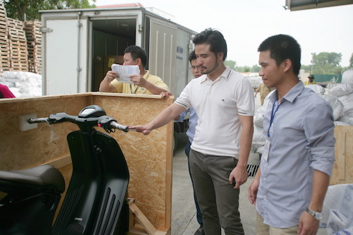 Đi kèm với phiên bản này bộ yên và túi da màu nâu, tương tự những món thời trang đắt tiền của Giorgio Armani.