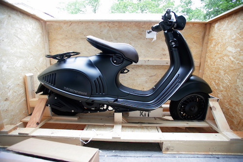 Piaggio sẽ chỉ nhập khẩu một số lượng giới hạn Vespa 946 Emporio Armani từ Ý. Buổi ra mắt chính thức chiếc xe dự kiến sẽ được tổ chức tại Hà Nội vào ngày 18/9/2015.