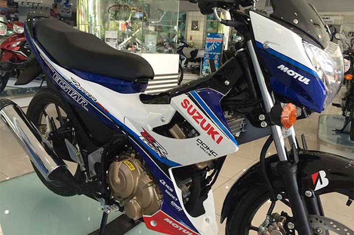 Thay vì thiết kế bộ tem theo tông màu xanh của đội đua MotoGP hiện tại, Suzuki đã lựa chọn "màu cờ sắc áo" của những chiếc xe đua MotoGP GSX-R huyền thoại trong thập niên 80 của thế kỷ trước.