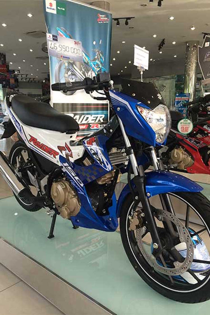 Mâm xe cũng được sơn thêm chỉ trắng nổi bật hơn.