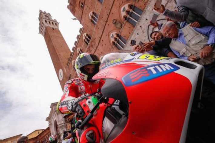 Dovizioso được bao quanh bởi người hâm mộ.