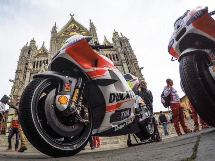 Những chiếc Ducati đua được lắp lốp chuyên dụng cho đường trơn trượt để đảm bảo độ bám trên điều kiện đường phố.