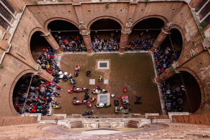 Địa điểm tổ chức là quảng trường Piazza del Campo, nơi diễn ra cuộc đua ngựa truyền thống Palio di Siena.