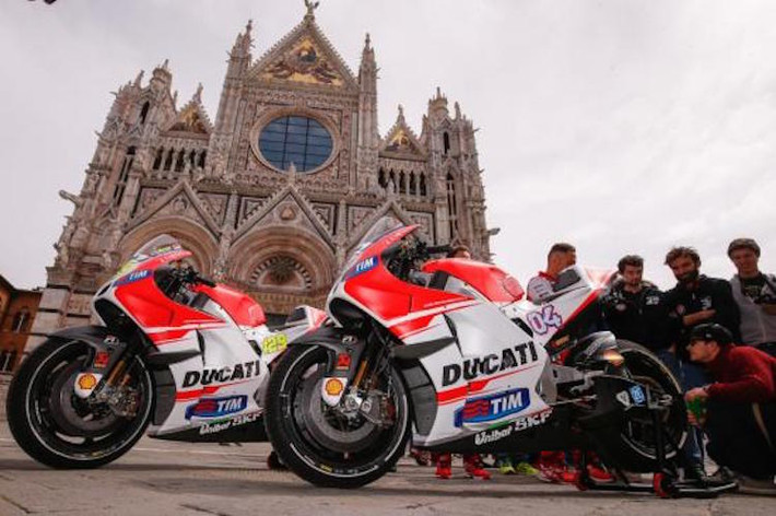 2 chiếc Ducati của các tay đua Andrea Dovizioso & Andrea Iannone trên quảng trường.