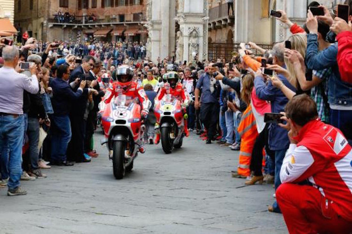 Diễu hành xe đua là một sự kiện mang tính chất PR của đội Ducati và Pramac Racing.