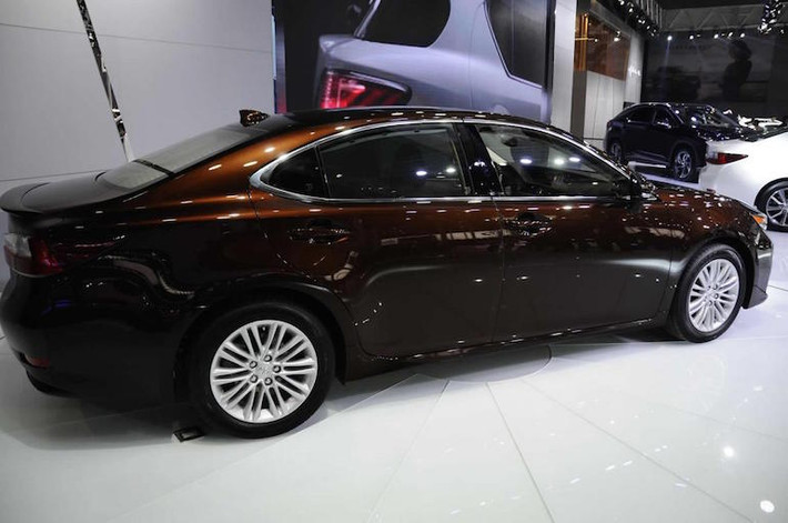 ES sẽ được Lexus bán với 2 tuỳ chọn mâm cùng 4 màu mới.