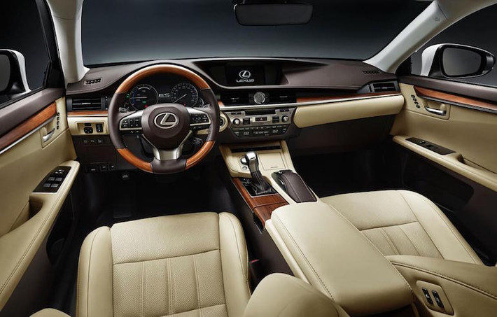 Trước đây, Lexus đã tuyên bố rằng cabin của ES mới sẽ "vẫn giữ được sự thanh lịch cổ điển trong khi thể hiện một trải nghiệm năng động và trình độ lắp ráp cao cấp".