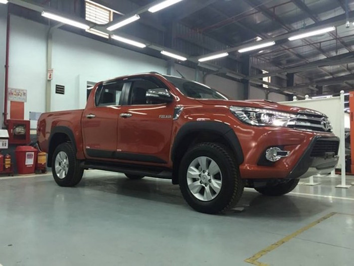 Chiếc bán tải Toyota Hilux 2016 thế hệ mới nhất vừa được đưa về một xưởng dịch vụ chính hãng của Toyota tại Việt Nam, nhiều khả năng là phiên bản được nhập khẩu từ Thái Lan.