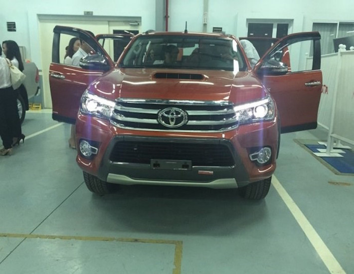 Để khiến cho nội thất của xe trở nên thoải mái hơn Toyota đã phát triển chassis, khung cùng hệ thống treo mới. Các trang bị an toàn cũng được chú trọng với 7 túi khí, ABS, EBD, trợ lực phanh,...
