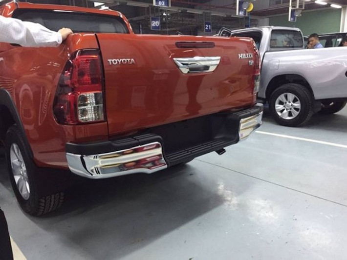 Theo một số nguồn tin từ Toyota, Hilux 2016 sẽ được bán tại Việt Nam với 3 phiên bản E MT 4x2, G MT 4x4, G AT 4x4, có giá lần lượt 680, 790, 878 triệu đồng (tăng 30-40 triệu so với thế hệ hiện tại).