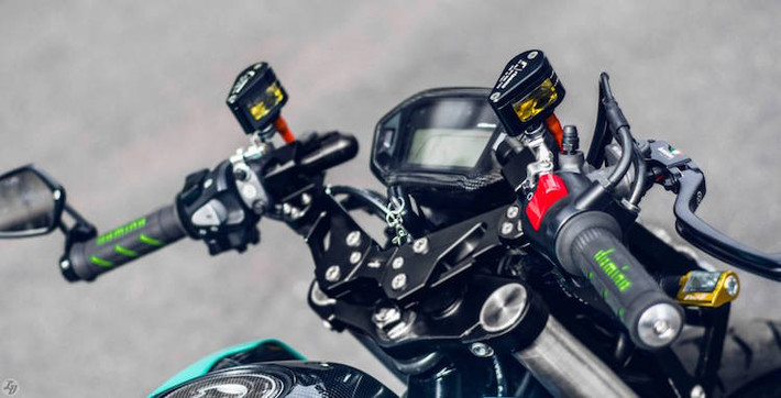 Chảng 3 nhôm CNC của Composimo, bao tay Domino, cặp tay phanh/côn Brembo và bình dầu Rizoma là những món "đồ chơi" nổi bật trên tay lái của xe.