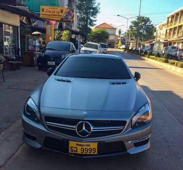 Biển tứ quý 9 trên Mercedes CLS 63 AMG giống chiếc SLR phía trên. Liệu dân chơi Lào cũng xài biển giả!?