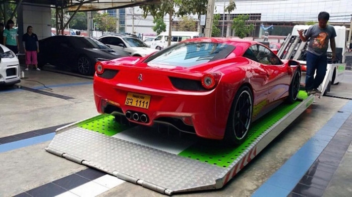 Lại một chiếc xe độ mâm biển tứ quý 1 khác, nhưng lần này là Ferrari 458 Italia.