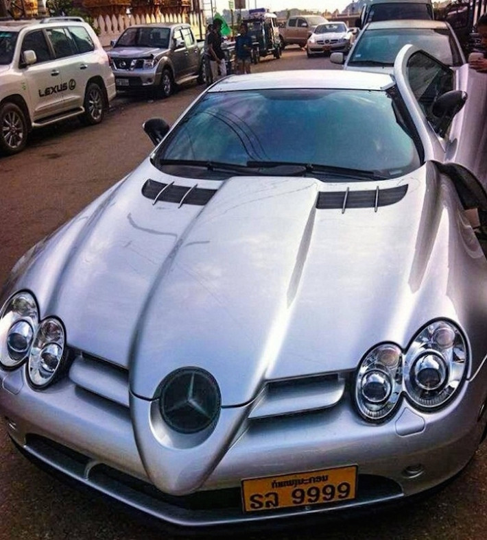 Một chiếc SLR McLaren nguyên bản với biển tứ quý 9.