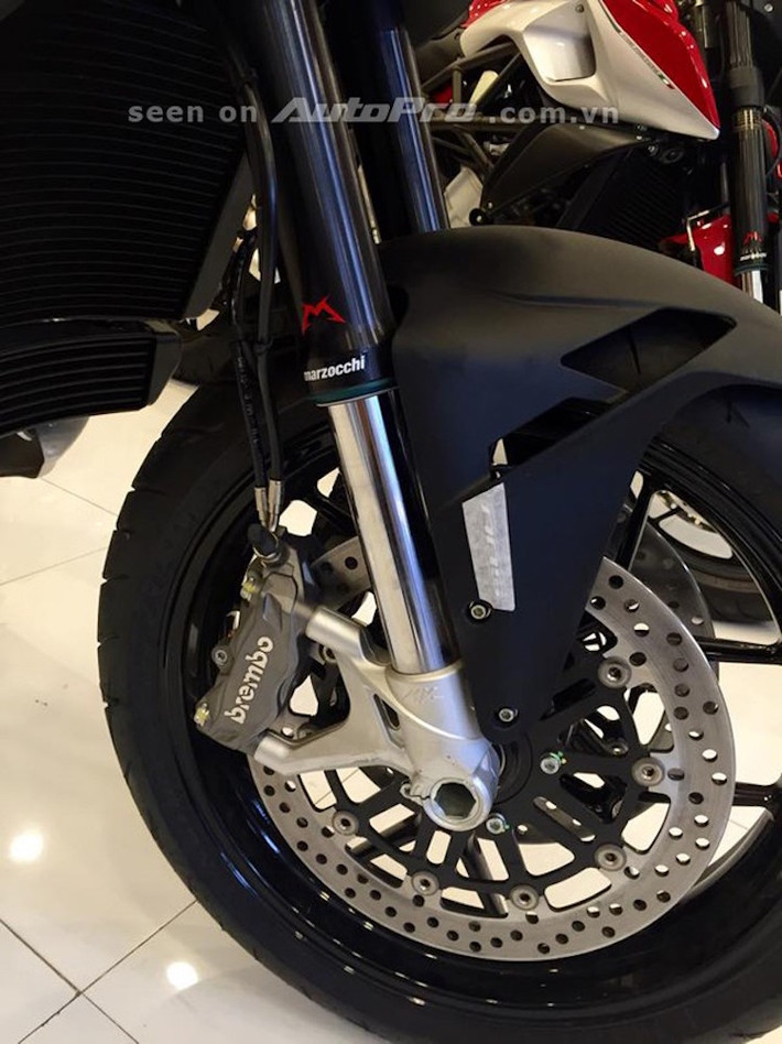 Turismo Veloce 800 Lusso Edition được trang bị 2 phanh đĩa kích thước lớn với phanh Brembo ở bánh trước với phuộc Marzocchi, thay vì phuộc Sachs như phiên bản thường.
