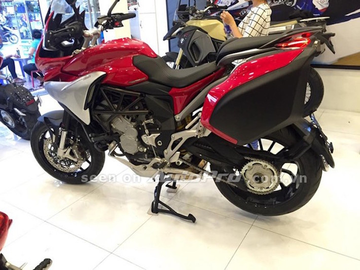 Ở phía sau, xe có dè tích hợp xi-nhan tương tự dòng Brutale Dragster 800 và những hộp để đồ lớn để "đi tour".