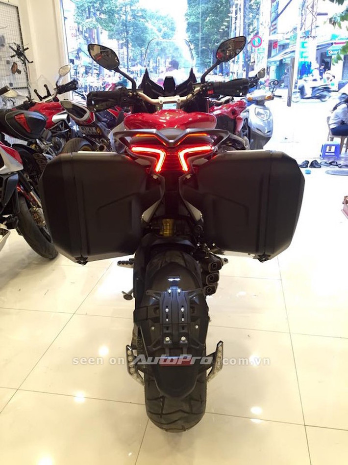 Từ cái nhìn đầu tiên, có thể thấy ngay rằng Turismo Veloce 800 "vay mượn" nhiều chi tiết từ các dòng MV Agusta khác, điển hình như phần đầu giống dòng superbike F4. hay bộ khung Trellis tương tự như Brutale 800.