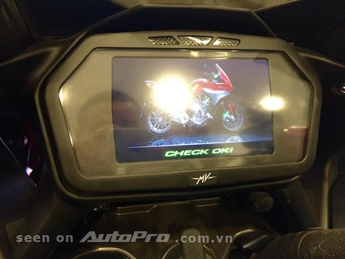 Trong thế giới xe máy hiện giờ, MV Agusta Turismo Veloce 800 Lusso Edition sở hữu một trong những hệ thống quản lý hiện đại nhất. Ngay khi bật chìa khoá, máy tính sẽ tự động kiểm tra các chi tiết trên xe xem có lỗi hay hư hỏng nào không, tương tự xe hơi.
