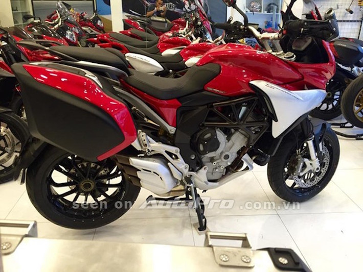 Được biết chiếc MV Agusta Turismo Veloce 800 Lusso Edition vừa được nhập về Việt Nam có số thứ tự 51/150 và là chiếc đầu tiên ở châu Á.