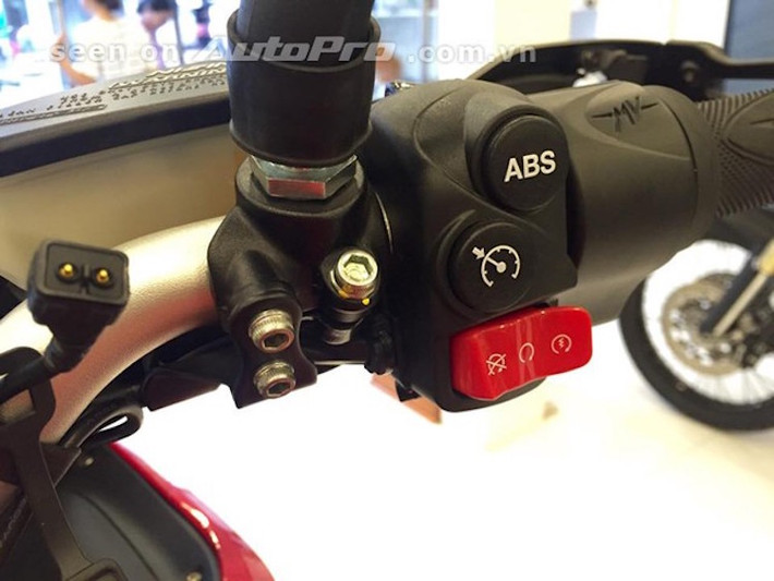 Bên cùm tay lái là các nút kích hoạt nhanh ABS cùng hệ thống giữ ga tự động Cruise Control.