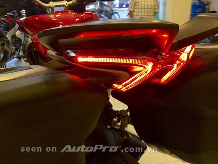 Đèn hậu LED có thiết kế hình boomerang độc đáo và khá giống Ducati 1199/1299.