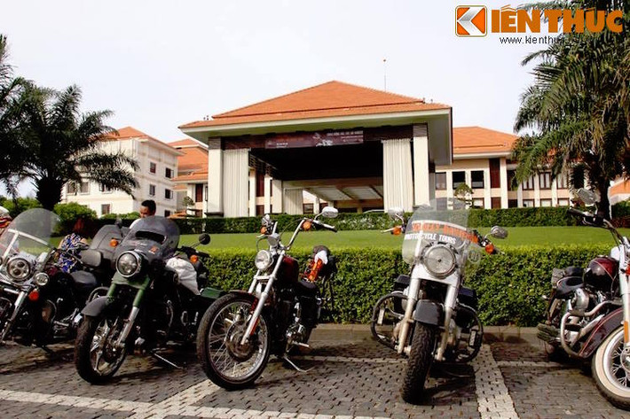 Sau khi vượt đường Hồ Chí Minh và nghỉ đêm tại Đà Nẵng, đoàn sẽ tiếp tục xuyên Việt trong những ngày tới để kịp dự lễ khai trương showroom Harley-Davidson đầu tiên tại Hà Nội vào chiều tối ngày 24/7/2015.