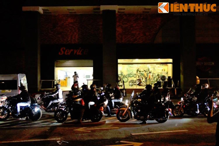 Ngay từ trước 5 giờ sáng ngày 20/7, các thành viên tham gia hành trình đã tập trung tại showroom Harley-Davidson Sài Gòn để chuẩn bị xuất phát.