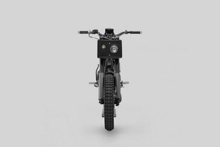 Cả 2 bánh xe đã được thay bằng loại lốp gai, đồng thời phuộc trước và sau được nâng lên để có thể đi "offroad". Phần đầu xe có đèn pha với thiết kế "mắt nổ mắt xịt" độc đáo, được gắn trong một chiếc hộp nhôm vuông vức.