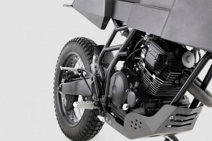 Khối động cơ 225 cc của Scorpio chỉ được sơn đen, với công suất 13,4 kW và mô-men xoắn cực đại lên tới 17,5 Nm.